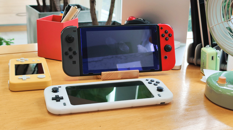 Nintendo Switch Base and Lite models